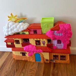 Disney Encanto-Casa Madrigal Playset with almost all the original figurines.
